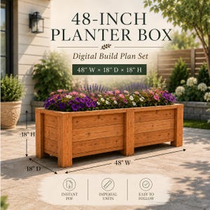 Puede incluir: Un conjunto de planos de construcción digitales para una jardinera de 48 pulgadas. La jardinera rectangular de madera presenta un acabado de veta natural y está llena de flores moradas y rosas. Las dimensiones son 48 pulgadas de ancho, 18 pulgadas de profundidad y 18 pulgadas de alto.