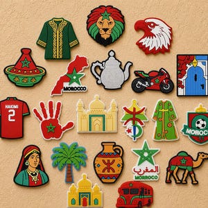 Puede incluir: Una colección de parches de goma coloridos con diseños temáticos marroquíes que incluyen un león, águila, tajine, mapa, tetera, motocicleta, mezquita, camiseta de fútbol con HAKIMI 2, huella de mano, palmera, cerámica, estrella, camello y autobús.