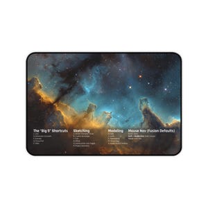 Peut inclure: Tapis de souris rectangulaire avec un design de nébuleuse vibrant en bleu, or et marron. Le tapis comprend des étiquettes de texte pour les raccourcis, l'esquisse, la modélisation et la navigation de la souris. Un accessoire pratique et attrayant.