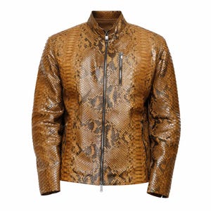 Może przedstawiać: Brązowo-czarna kurtka ze wzorem skóry węża, ze stójką i pełnym zamkiem błyskawicznym. Kurtka posiada małą kieszeń na piersi zapinaną na zamek i jest wykonana z teksturowanego materiału.