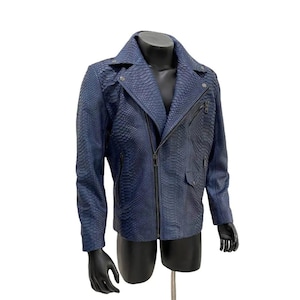 Peut inclure: Veste en cuir bleu marine avec un motif peau de serpent. La veste présente un col cranté, une fermeture éclair asymétrique et plusieurs poches. La veste est présentée sur un mannequin noir.