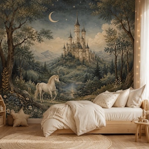 Könnte beinhalten: Ein Wandbild mit einer Fantasielandschaft, einer weißen Einhornfigur im Vordergrund, einem großen Schloss auf einem Hügel, einer Mondsichel und einem Sternenhimmel. Die Szene wird von Bäumen eingerahmt und enthält ein Bett.