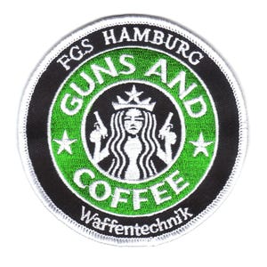 Può includere: Toppa rotonda con bordo nero e interno verde. La toppa presenta le parole "GUNS AND COFFEE" e "FGS HAMBURG" in bianco, insieme a un'immagine stilizzata di una donna che tiene delle pistole. È presente anche il testo "Waffentechnik".