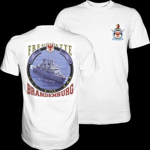 Op de afbeelding: Wit T-shirt met een gedetailleerde afbeelding van een oorlogsschip op zee, omcirkeld door de tekst "Fregatte Brandenburg F 215". Een kleiner embleem staat op de borst. Het ontwerp bevat blauwe, grijze en gouden tinten.