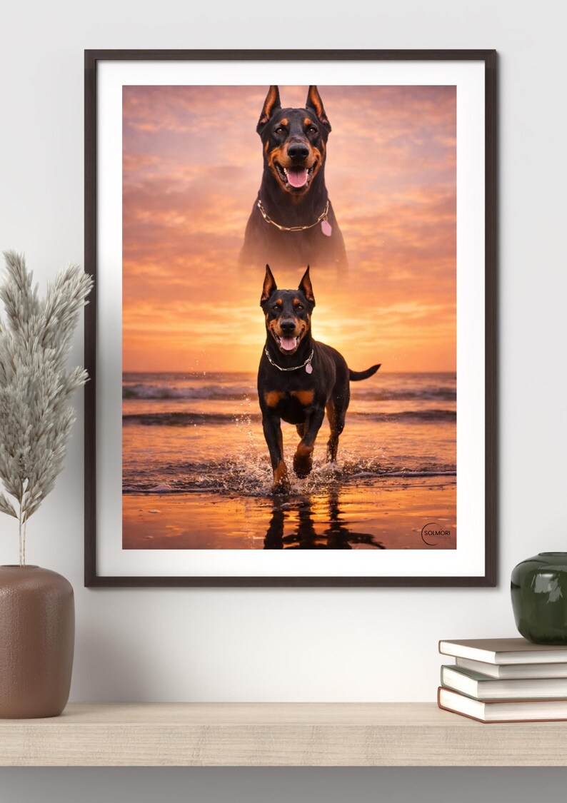 K&ouml;nnte beinhalten: Gerahmter Druck mit zwei Dobermann Pinschern vor einem Sonnenuntergang. Ein Hund rennt durch Wasser. Beide Hunde tragen Halsb&auml;nder. Der Himmel ist eine Mischung aus Orange und Gelb.