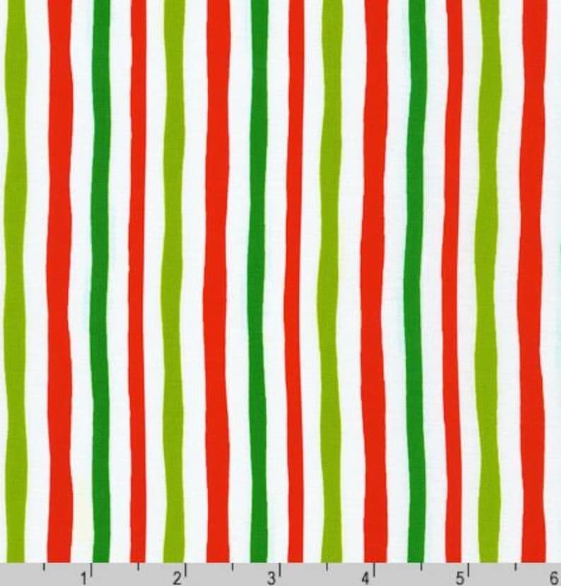 Może przedstawiać: Biały materiał w czerwone i zielone faliste pasy. Pasy są grube i r&oacute;wnomiernie rozmieszczone.