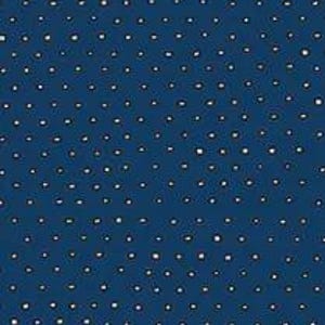 Pode incluir: Tecido azul escuro com um padrão repetitivo de pequenos pontos brancos irregulares. Os pontos estão espalhados pela superfície, criando uma aparência texturizada. O tecido parece ser de cor sólida com um design sutil.
