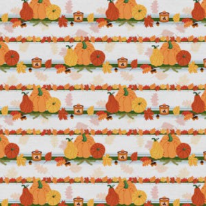 Pode incluir: Um padrão sem costura com fileiras de abóboras laranja, amarelas e verdes com folhas de outono e velas. O fundo é branco com uma textura sutil.