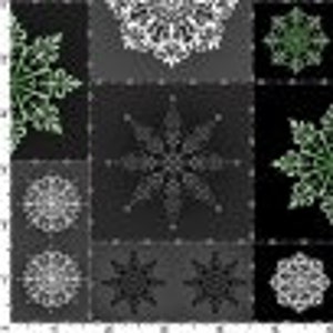 以下が含まれることがあります： 黒と白の生地で、さまざまな緑と白の雪の結晶のパターンが特徴の、パッチワークのデザインです。