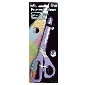 以下が含まれることがあります： 紫色のハンドルと銀色の刃が付いた、長さ210mmのKaiパッチワークはさみ。 パッケージには、「Patchwork Scissors」や「Made in Japan」など、複数の言語でテキストが記載されています。