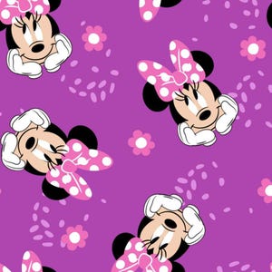 Könnte beinhalten: Ein sich wiederholendes Muster mit Minnie Mouse in entspannter Pose, mit einer rosa Schleife mit Punkten und weißen Handschuhen, vor einem leuchtend lila Hintergrund. Rosa Blumen und kleine weiße Ovale vervollständigen das Design.