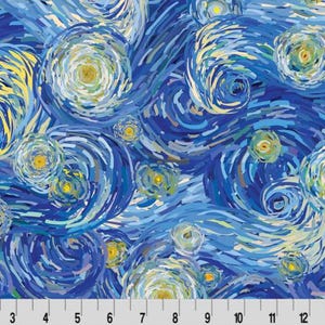 Op de afbeelding: Stof met een wervelend, impressionistisch ontwerp in tinten blauw, geel en wit. Het patroon lijkt op een sterrenhemel, met penseelstreken die een textuureffect creëren. De stof heeft een herhalend patroon van wervelende sterren.