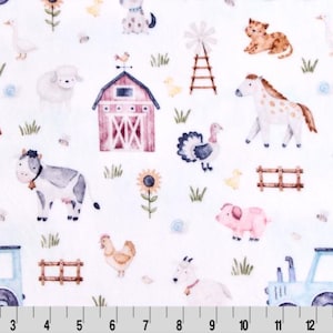 Könnte beinhalten: Weißer Stoff mit einem sich wiederholenden Muster von Hoftieren und Elementen. Das Design umfasst Kühe, Pferde, Schweine, Hühner, Traktoren und eine Scheune. Die Farbpalette verwendet weiche Aquarelltöne in Blau, Rosa, Braun und Grün.