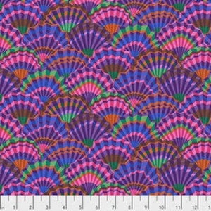 以下が含まれることがあります： 紫、ピンク、青、緑、オレンジの色合いで、様式化された扇が繰り返される模様の生地。扇は密接に配置され、密度の高いカラフルなデザインを作り出しています。下端には白い定規があります。