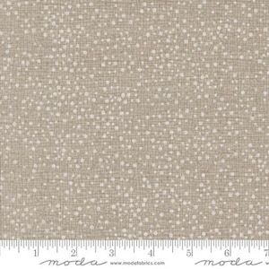Puede incluir: Tela beige con un patrón moteado de puntos blancos y un diseño de cuadrícula sutil. La tela se mide con una regla a lo largo del borde inferior. Ideal para acolchar, coser y diversos proyectos de manualidades. Medidas en centímetros.