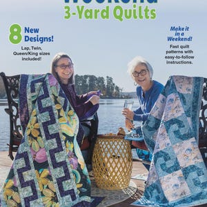 Könnte beinhalten: Das Cover von "Weekend 3-Yard Quilts" von Fabric Café zeigt zwei Frauen, die Quilts mit floralen und geometrischen Mustern präsentieren. Das Buch bietet 8 neue Quilt-Designs, einschließlich Lap, Twin und Queen/King Größen, mit leicht verständlichen Anweisungen.