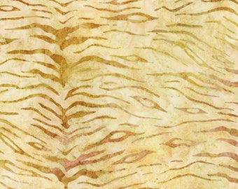 Tela batik con rayas de animales en dorado de Lunn Studios, colección Artisan Batiks: Serengeti 20198-133