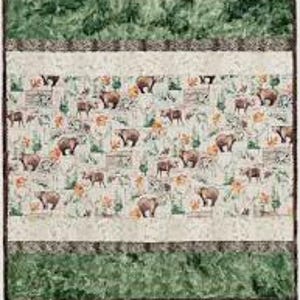 以下が含まれることがあります： 自然をテーマにした正方形のキルト。キルトは、茶色のクマ、花、木が明るい背景に描かれた中央パネルが特徴です。上部と下部のボーダーは緑色で、中央パネルとボーダーをクリーム色のストライプが区切っています。