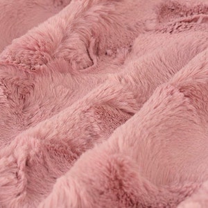Luxe Cuddle® Hide en tejido MINKY cálido y peludo en rosa Woodrose de Shannon Fabrics - Pelo de 10 mm