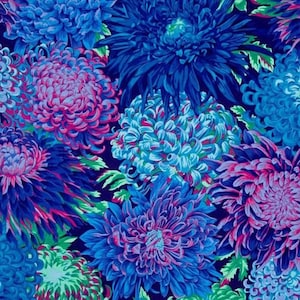 Op de afbeelding: Een levendige bloemenprintstof met een close-up van blauwe, roze en groene chrysanten. De bloemen zijn in een willekeurig patroon gerangschikt op een donkerblauwe achtergrond.