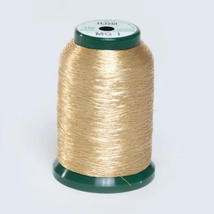 Può includere: Un'bobina di filo metallico dorato con un'etichetta verde su cui è scritto "HJ281 MG 1 1000m".