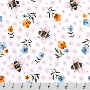 Könnte beinhalten: Weißer Stoff mit einem sich wiederholenden Muster aus Bienen, Blumen und Blättern. Die Bienen sind gelb und schwarz mit braunen Flügeln. Die Blumen sind weiß, blau und orange. Die Blätter sind grün.