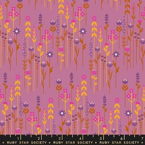 Op de afbeelding: Paarse stof met een herhalend patroon van gestileerde bloemen in tinten roze, geel, oranje en bruin.