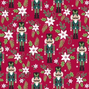 Puede incluir: Una tela roja festiva con un patrón repetido de cascanueces verdes y blancos, flores de pascua blancas y ramitas de acebo. Los cascanueces tienen sombreros y botas negras, un bigote blanco y un uniforme verde. Diseño navideño.