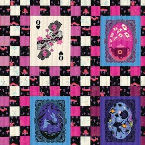 Könnte beinhalten: Ein Patchwork-Quilt mit Spielkartenmotiven und skurrilen Illustrationen. Der Quilt hat ein Schachbrettmuster in Schwarz, Weiß und Rosa. Die Illustrationen zeigen eine Pik-Dame, eine Teekanne, ein Kaninchen und eine Silhouette.