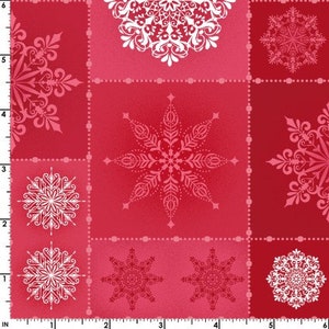 以下が含まれることがあります： 白の雪の結晶が繰り返しパターンで描かれた赤とピンクの生地。雪の結晶は様々なサイズとスタイルです。