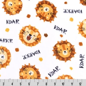 Könnte beinhalten: Weißer Stoff mit einem sich wiederholenden Muster aus Comic-Löwengesichtern und dem Wort "ROAR" in Schwarz. Die Löwen haben orangefarbenes Fell und braune Augen.