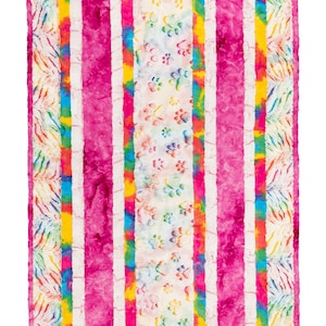 Puede incluir: Una manta rectangular para mascotas con un diseño colorido. Presenta rayas verticales en rosa intenso, blanco y arcoíris. La franja central tiene huellas de patas. Los bordes tienen un patrón de teñido anudado. La manta está hecha de un material suave y afelpado.