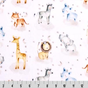 Könnte beinhalten: Weißer Stoff mit einem sich wiederholenden Muster aus Aquarell-Illustrationen von Tieren, die Kronen tragen. Zu den Tieren gehören eine Giraffe, ein Zebra, ein Löwe, ein Nashorn und ein Elefant. Der Hintergrund ist weiß mit kleinen silbernen Sternen.