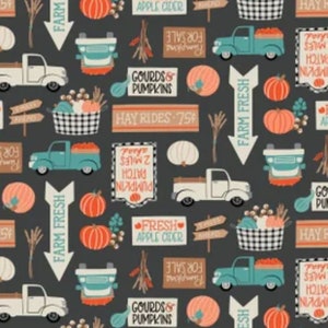 Könnte beinhalten: Ein nahtloses Muster mit verschiedenen Elementen zum Thema Herbst, darunter Lastwagen, Kürbisse, Kürbisse, Heuballen und Schilder. Der Hintergrund ist dunkelgrau, und die Elemente sind in Orange-, Braun-, Weiß- und Blautönen gehalten.