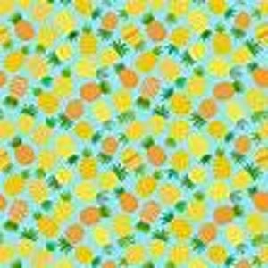 Op de afbeelding: Een herhalend patroon van gele en oranje ananassen met groene bladeren op een lichtblauwe achtergrond. De ananassen variëren in grootte en zijn verspreid over de stof.