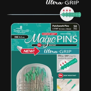 Może przedstawiać: Opakowanie szpilek Taylor Seville Magic Pins do patchworku, z pierścieniami Ultra Grip i odporną na ciepło konstrukcją. Szpilki mają 3,6 cm długości i są dostarczane w designerskim etui. Opakowanie zawiera 50 szpilek.