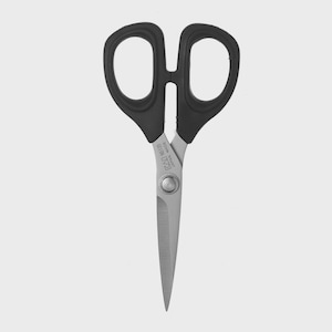 Może przedstawiać: Nożyczki z czarnymi uchwytami i srebrnymi ostrzami. Nożyczki mają klasyczny design, z dwoma otworami na palce i centralnym punktem obrotu. Ostrza są ostre i spiczaste. Widoczny jest napis "KAI N6135 JAPAN MADE".