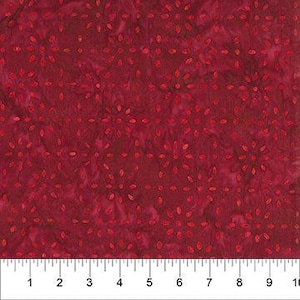 Peut inclure: Gros plan sur un tissu rouge avec un motif floral. Le tissu a un aspect texturé et une règle est en bas, montrant les mesures en centimètres. Le motif floral est composé de petites formes circulaires.