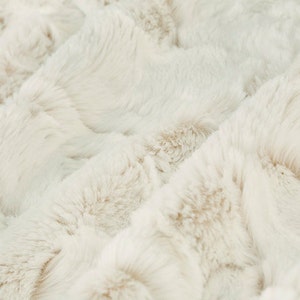 Pelle smerigliata Luxe Cuddle in tessuto MINKY color cammello di Shannon Fabrics