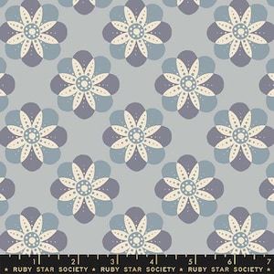 Könnte beinhalten: Ein sich wiederholendes Muster aus stilisierten Blumen in Blau-, Creme- und Lilatönen auf grauem Hintergrund. Die Blumen haben ein symmetrisches Design mit gepunkteten Details. Der Text "RUBY STAR SOCIETY" steht unten.