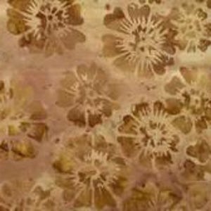 Könnte beinhalten: Ein Textilstoff mit einem sich wiederholenden Blumenmuster in Goldbraun- und Beigetönen. Das Design besteht aus stilisierten, mehrblättrigen Blüten mit komplexen, strahlenförmigen Linien auf einem gesprenkelten, hellbraunen Hintergrund.