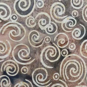 Batiktyg - Spiral i brunt Java från Bloom Grove-kollektionen av Island Batiks - 100 % bomull