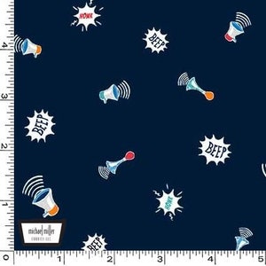 Pode incluir: Tecido azul marinho com um padrão repetido de megafones brancos, cornetas vermelhas e azuis e balões de fala brancos com as palavras "BEEP" e "HONK" em preto.