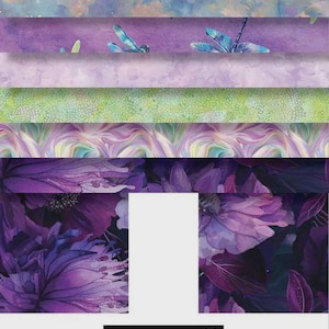 Può includere: Esposizione di campioni di tessuto con vari motivi viola e lavanda. I disegni includono motivi floreali, libellule e astratti. Il logo "Timeless Treasures" è visibile in basso. La tavolozza dei colori varia dal viola scuro al lilla chiaro.
