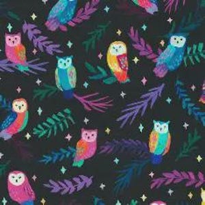 Könnte beinhalten: Ein dunkler Hintergrund mit einem sich wiederholenden Muster aus bunten Eulen, die auf Ästen sitzen. Die Eulen weisen eine Vielzahl von Farben auf, darunter Rosa, Blau, Gelb und Orange. Die Äste und Blätter sind in Grün-, Lila- und Blautönen gehalten, mit verstreuten weißen Sternformen.