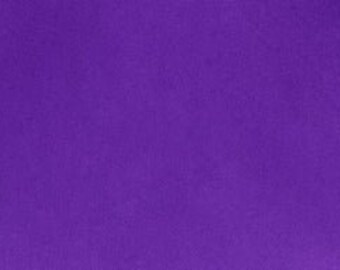 Peut inclure: Un échantillon de tissu violet uni. Le tissu a une texture douce et duveteuse.
