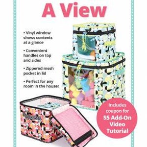 Puede incluir: Patrón de costura Room With A View para contenedores de almacenamiento con cremallera. Los contenedores están hechos de tela con un patrón geométrico colorido y tienen ventanas de vinilo transparentes para ver el contenido. El patrón incluye un cupón para un tutorial en video.