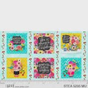 Peut inclure: Un panneau de tissu avec six motifs carrés présentant des compositions florales et du texte. Les carrés sont placés sur un fond bleu clair avec une bordure florale. Chaque carré présente un arrangement floral et un texte différents, comme "Bloom where you are planted."