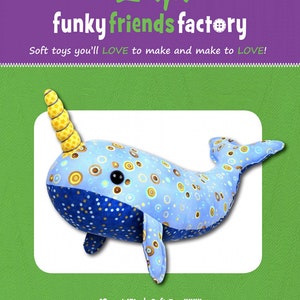 Puede incluir: Un peluche de narval llamado Nate, con un cuerpo azul estampado con círculos y puntos marrones y amarillos. El juguete tiene un cuerno amarillo y azul y una cola azul. La imagen incluye el texto "funky friends factory" y "Nate the Narwhal". El juguete mide 43 cm de largo.