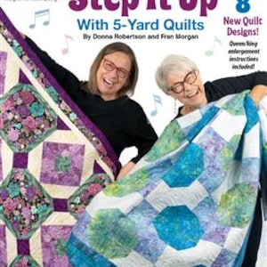 以下が含まれることがあります： 「Step It Up With 5-Yard Quilts」の表紙。2人の女性が、紫、青、緑色の花柄と幾何学模様のキルトを持っています。表紙には「WHOLESALE」と「8 New Quilt Designs!」の文字も含まれています。